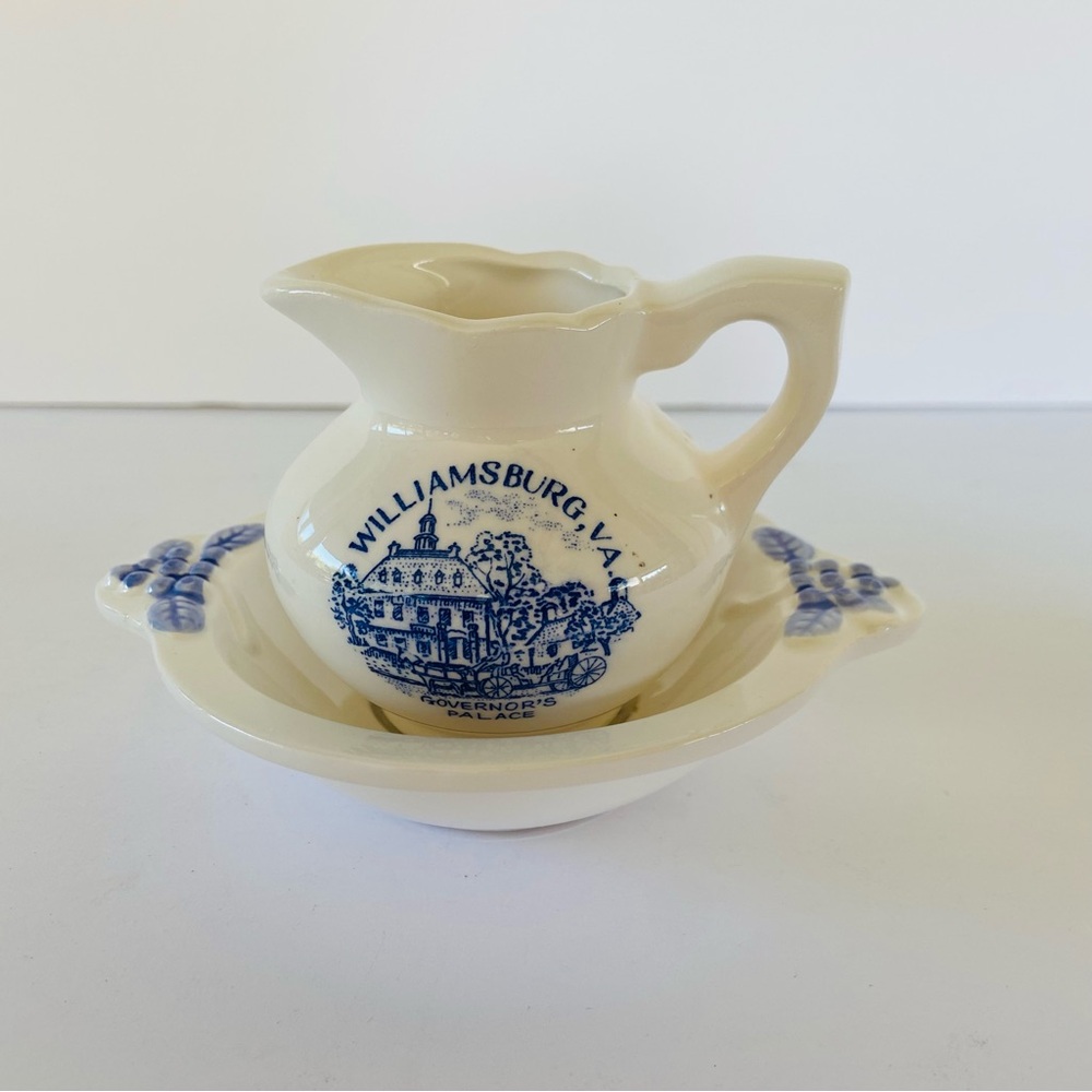 Williamsburg VA Governor’s Palace Blue design Ceramic Creamer and Bowl Set Japan